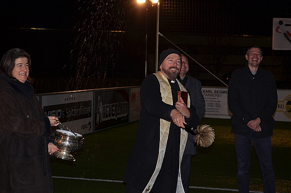 SZ 584 Pfarrer Christof Mayer weiht das Spielfeld